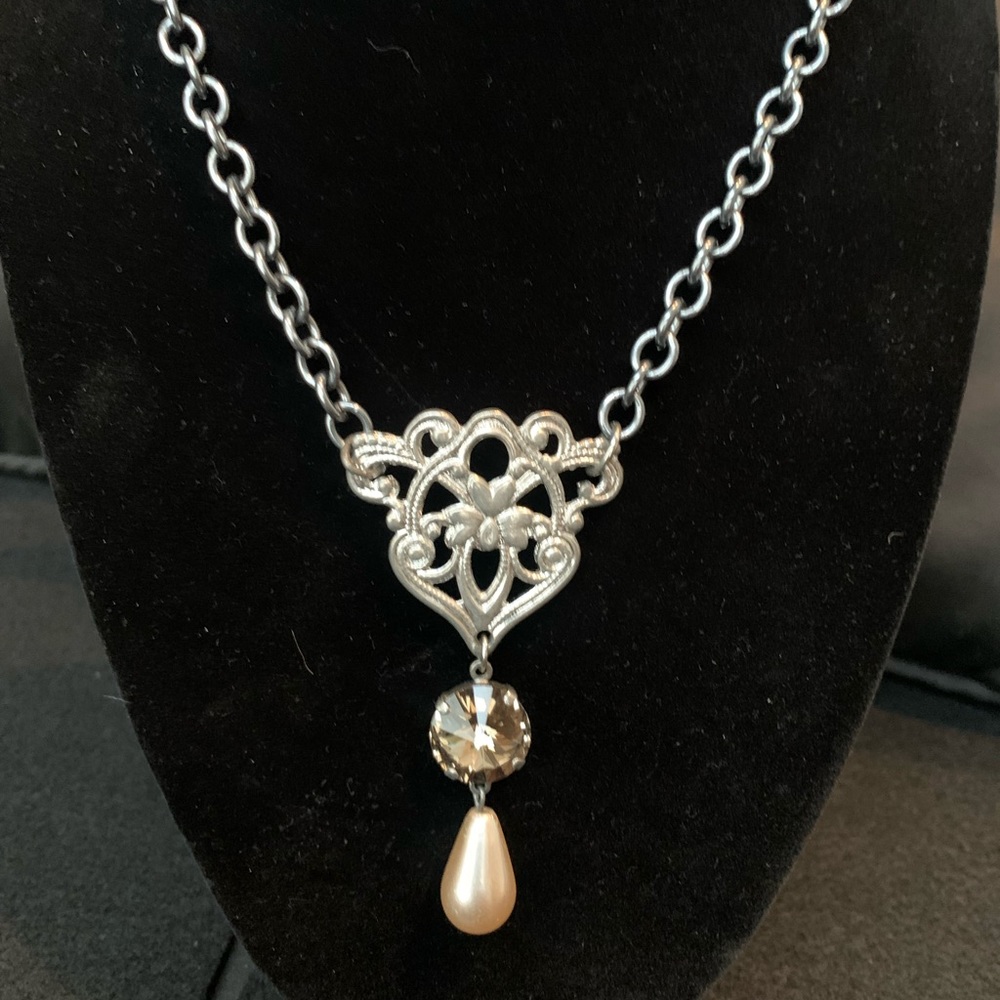 Sabika necklace with teardrop